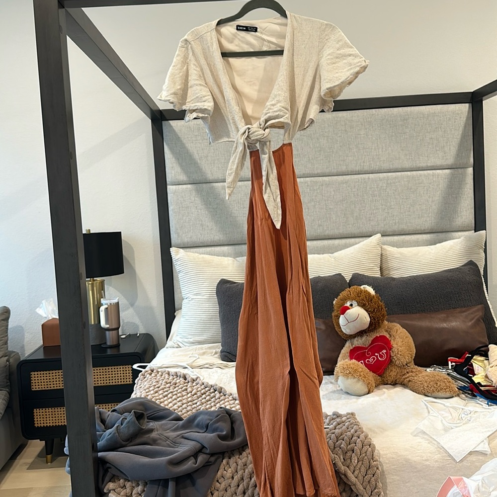 Mid length dress with side peaking
